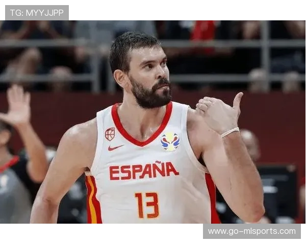 成都蓉城亚历斯祖首训上脚，长传转移精准到位